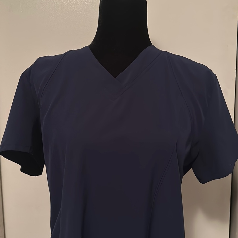 GT navy scrub top✨